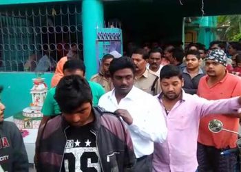 People mistake AP cops as looters, thrash them