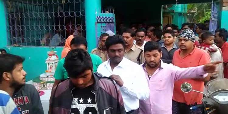 People mistake AP cops as looters, thrash them