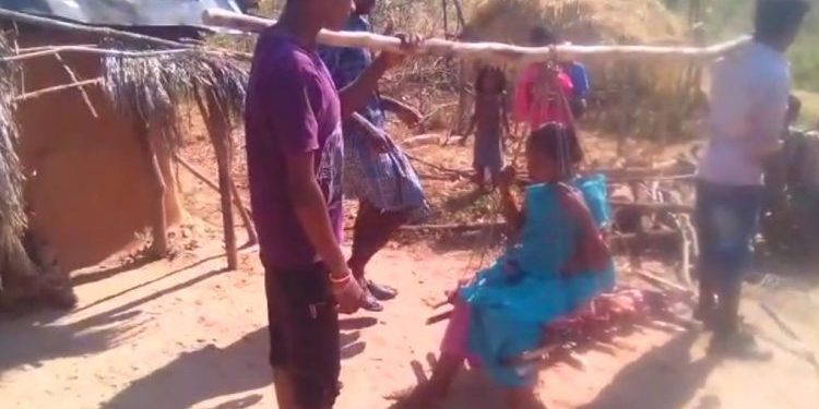 Pregnant woman carried on cot as ambulance fails to show up
