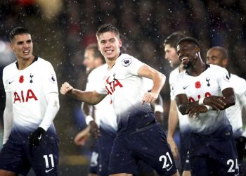 Juan Foyth (21) celebrates his goal against Crystal Palace with teammates, Saturday