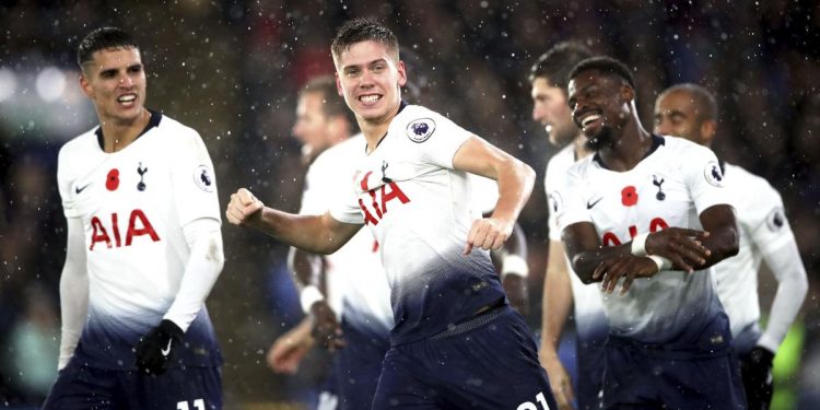 Juan Foyth (21) celebrates his goal against Crystal Palace with teammates, Saturday