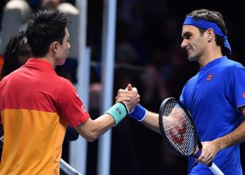 Roger Federer (R) congratulates Kei Nishikori after their match, Sunday