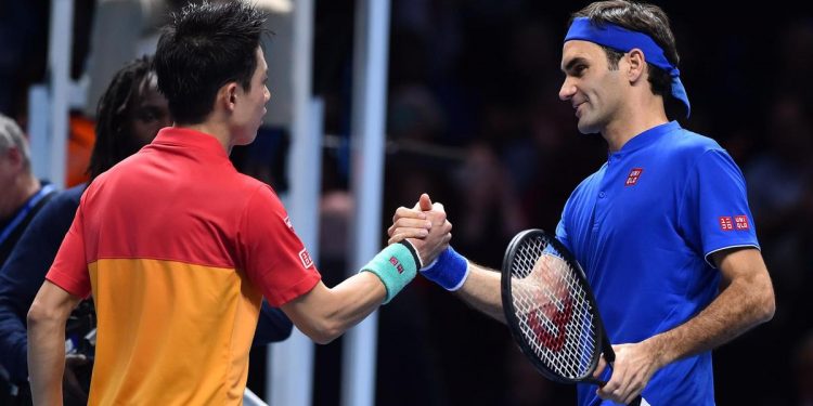 Roger Federer (R) congratulates Kei Nishikori after their match, Sunday