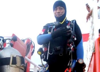 Lion Air crash: Indonesian diver dies during search and rescue operation. Mr Syachrul Anto, 48, is believed to have died due to decompression issues.