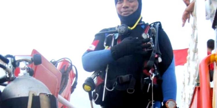 Lion Air crash: Indonesian diver dies during search and rescue operation. Mr Syachrul Anto, 48, is believed to have died due to decompression issues.