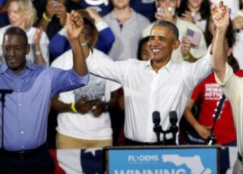 © AFP | Former president Barack Obama -- campaigning with Florida's Democratic gubernatorial candidate Andrew Gillum (left) and Senator Bill Nelson -- is aiming to help Democrats win crucial seats in the November 6, 2018 midterm elections.