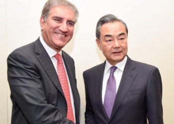 Chinese Foreign Minister, Wang Yi and his Pakistani counterpart Shah Mehmood Qureshi(L)