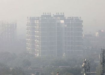 A residential building is shrouded in smog in New Delhi, India, December 25, 2018. (REUTERS)