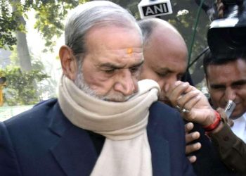 New Delhi: Congress leader Sajjan Kumar appears at the Patiala House Court in connection with the 1984 anti-Sikh riots case, Dec. 20, 2018. (PTI)