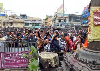 Eager devotees wait patiently outside the Lion’s Gate at Srimandir, Friday