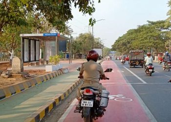 Chewing tobacco on duty to riding vehicles on cycle tracks; cops accused of breaking traffic rules