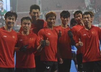 Chinese players giving a thumbs up after their stalemate with Ireland
