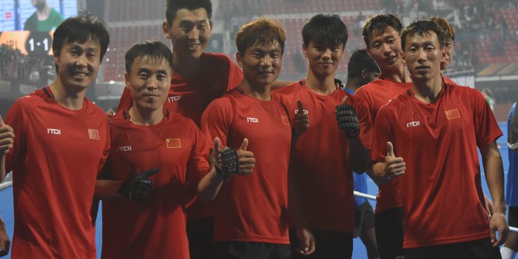 Chinese players giving a thumbs up after their stalemate with Ireland