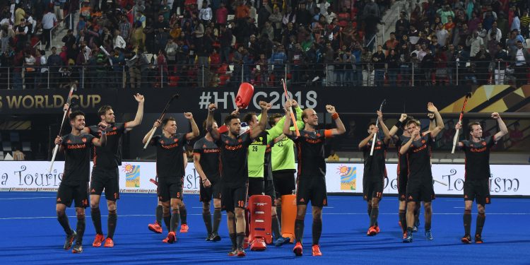 Netherlands players thank the spectators after their match against Malaysia at the Kalinga Stadium in Bhubaneswar, Saturday