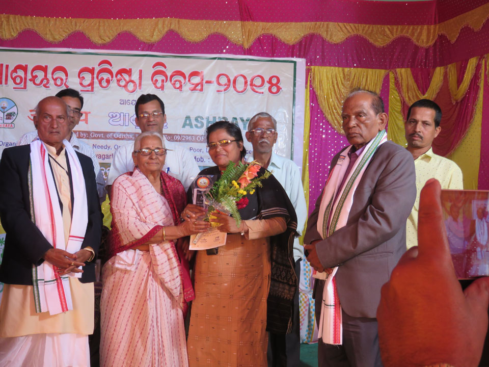 Pravasini Nanda receiving award