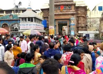 Devotees throng near the main gate of Shreemandir (PNN)