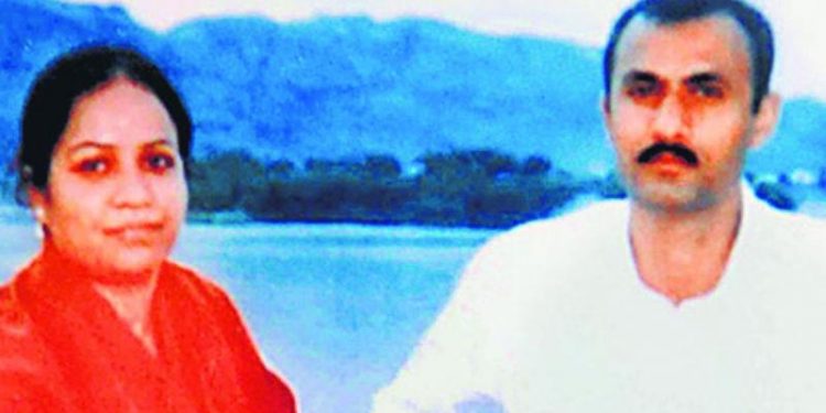 Sohrabuddin Anwar Shaikh  and his wife Kausar Bi (L)