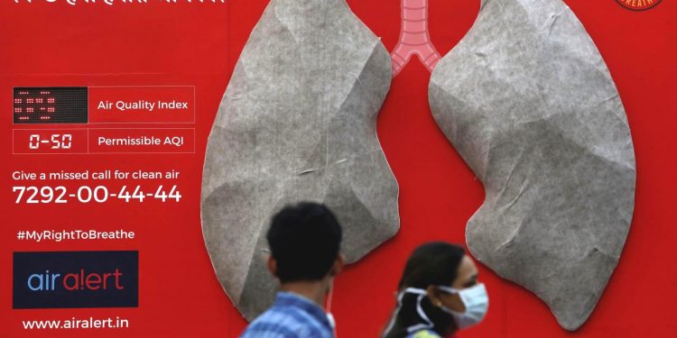 People pass by an installation of an artificial model of lungs to illustrate the effect of air pollution outside a hospital in New Delhi, November 5, 2018. (REUTERS)