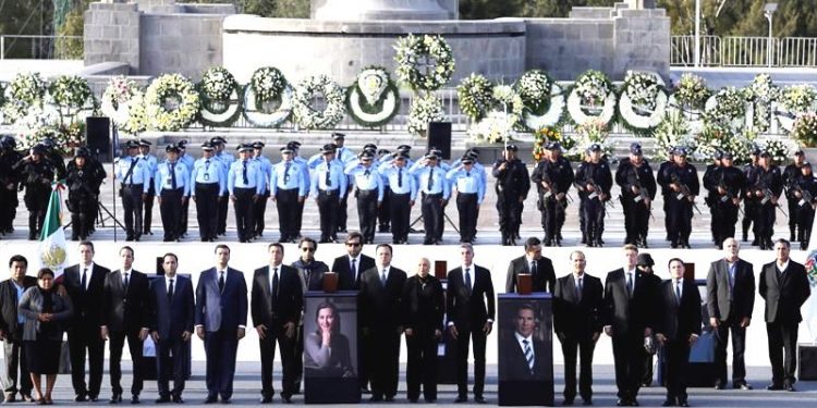 Mexican Gov. Martha Erika Alonso and her husband, former Gov. Rafael Moreno Valle paid tribute on Christmas Day (AGENCIES)