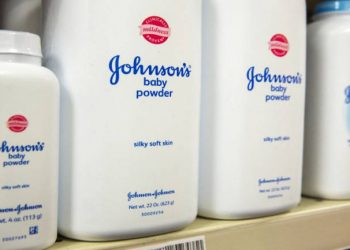 FILE PHOTO: Bottles of Johnson & Johnson baby powder line a drugstore shelf in New York October 15, 2015. (REUTERS)
