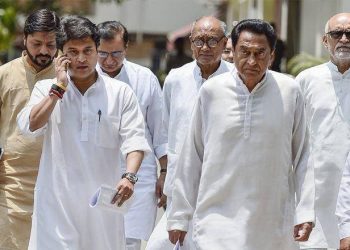 Madhya Pradesh Chief Minister-designate Kamal Nath and party members with Sachin Pilot(L)