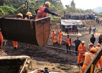 Indian Navy and (NDRF) officials Monday resumed their operation to trace and rescue 15 miners trapped inside an illegal coal mine.