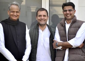 Ashok Gehlot(L) and Sachin Pilot with chief Rahul Gandhi(C)