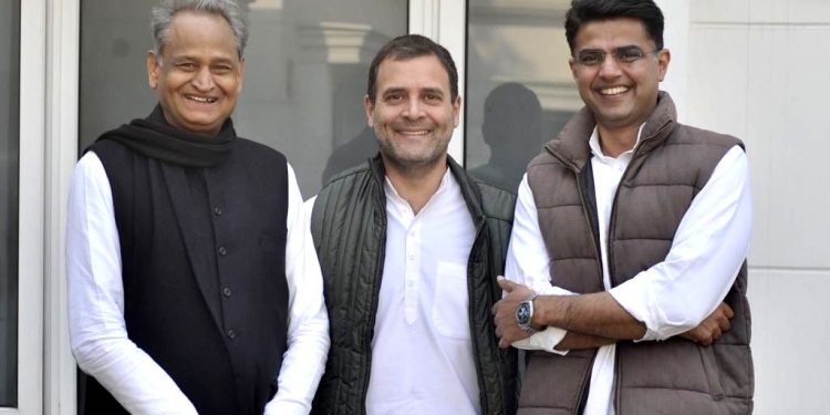 Ashok Gehlot(L) and Sachin Pilot with chief Rahul Gandhi(C)