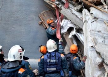 Rescuers work amid rubble of an apartment block explosion in Magnitogorsk, 2 Jan 19 (AFP)