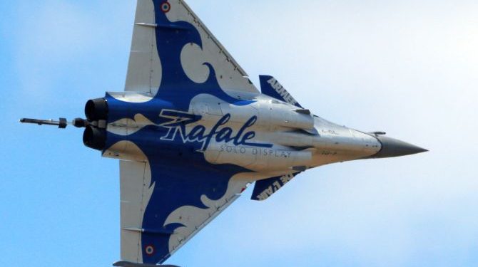 A Dassault Rafale fighter takes part in flying display during the 52nd Paris Air Show at Le Bourget Airport near Paris, France June 25, 2017. REUTERS/Pascal Rossignol