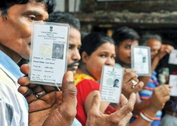 Voters queue up in front of the Polling Booth to cast their votes in the on going Telangana Panchyat Polls (PTI)