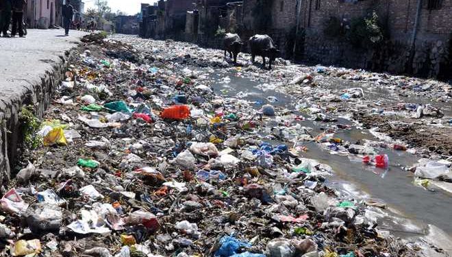 Rispana river bed strewn with garbage in Dehradun (TWITTER)