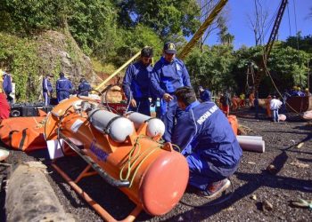 In this photo taken on December 30, 2018, Indian Navy personnel prepare diving equipment before going down in the mine during rescue operations after 15 miners were trapped by flooding in an illegal coal mine in Ksan village in Meghalaya's East Jaintia Hills district of India. - Indian Navy and NDRF personnel went inside a 370-foot-deep mine, where 15 miners are trapped, to ascertain the water level inside on December 30, officials said. (AFP)