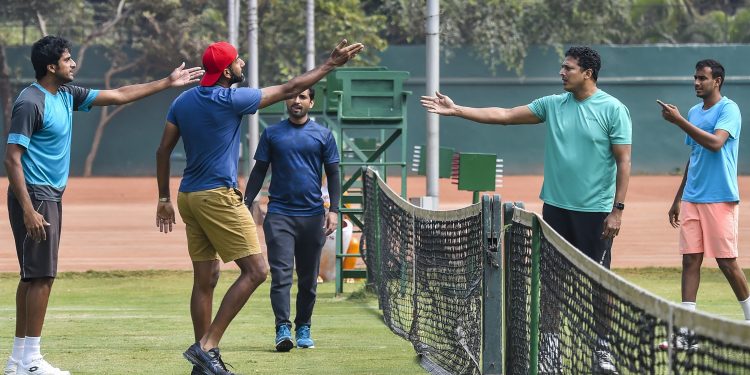 Mahesh Bhupathi (2nd right) has an animated discussion with the players during the team’s training session in Kolkata