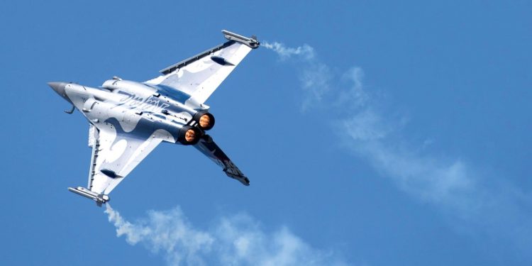 A Dassault Rafale fighter takes part in flying display during the 52nd Paris Air Show at Le Bourget Airport near Paris, France June 25, 2017. (REUTERS)