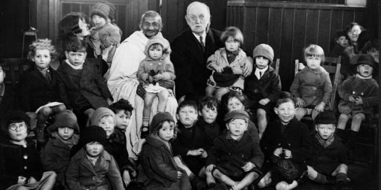 Mahatma Gandhi and George Lansbury with a group of London children. (AFP/Getty Images)