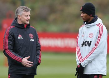 Manchester United interim manager Ole Gunnar Solskjaer (L) speaks with Marcus Rashford during their training session 