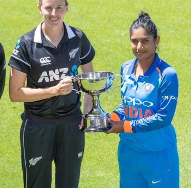 Mithali Raj (R) and New Zealand skipper Amy Satterthwaite pose with the winners’ trophy at Napier