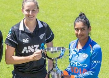 Mithali Raj (R) and New Zealand skipper Amy Satterthwaite pose with the winners’ trophy at Napier