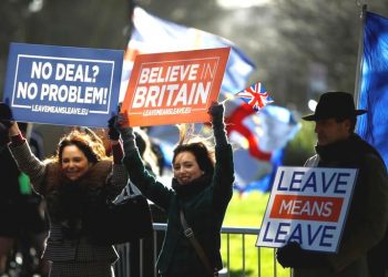 Pro-Brexit demonstrators are seen outside the Houses of Parliament in London, Britain, January 8, 2019. (REUTERS)