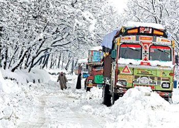 Heavy snowfall shuts Jammu-Srinagar Highway