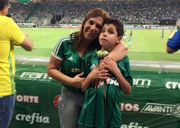 Silvia Grecco and her son Nickollas during a Palmeiras match 