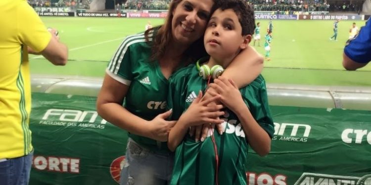 Silvia Grecco and her son Nickollas during a Palmeiras match 