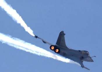 A Dassault Rafale fighter participates in a flying display during the 51st Paris Air Show at Le Bourget airport near Paris in this June 16, 2015 (REUTERS)