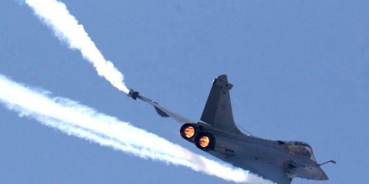 A Dassault Rafale fighter participates in a flying display during the 51st Paris Air Show at Le Bourget airport near Paris in this June 16, 2015 (REUTERS)