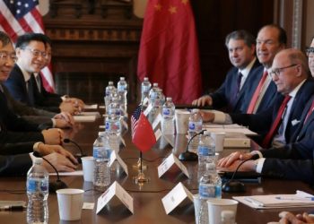 Beijing's trade envoy Liu He (L) meets with US Trade Representative Robert Lighthizer (R) at the Eisenhower Building near the White House (AFP)