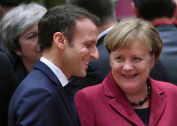 France's President Emmanuel Macron (L) talks with Germany's Chancellor Angela Merkel want to strengthen ties betweeen their two countries (EMMANUEL DUNAND)