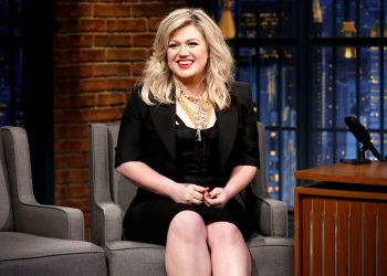Singer Kelly Clarkson during an interview on February 27, 2018 (TWITTER)