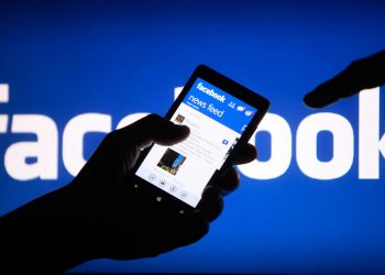 A smartphone user shows the Facebook application on his phone in the central Bosnian town of Zenica, in this photo illustration, May 2, 2013. 
Facebook Inc's mobile advertising revenue growth gained momentum in the first three months of the year as the social network sold more ads to users on smartphones and tablets, partially offsetting higher spending which weighed on profits. REUTERS/Dado Ruvic (BOSNIA AND HERZEGOVINA - Tags: SOCIETY SCIENCE TECHNOLOGY BUSINESS) - RTXZ81J