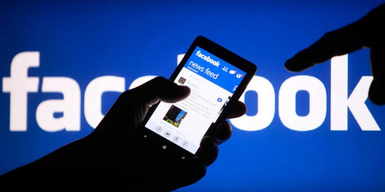 A smartphone user shows the Facebook application on his phone in the central Bosnian town of Zenica, in this photo illustration, May 2, 2013. 
Facebook Inc's mobile advertising revenue growth gained momentum in the first three months of the year as the social network sold more ads to users on smartphones and tablets, partially offsetting higher spending which weighed on profits. REUTERS/Dado Ruvic (BOSNIA AND HERZEGOVINA - Tags: SOCIETY SCIENCE TECHNOLOGY BUSINESS) - RTXZ81J